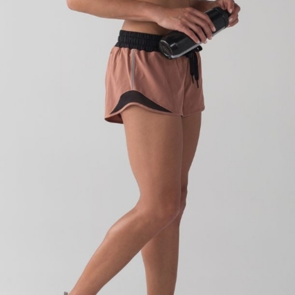 Lululemon Hotty Hot Short (2 1/2"), Size 8 - Picture 15 of 16